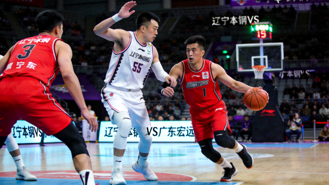 CBA辽宁本钢对阵广东宏远的比赛画面