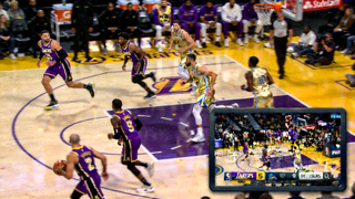 画中画小窗口正在播放的NBA湖人队对阵勇士队比赛画面
