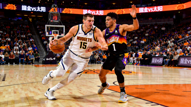 NBA掘金对阵太阳的比赛画面